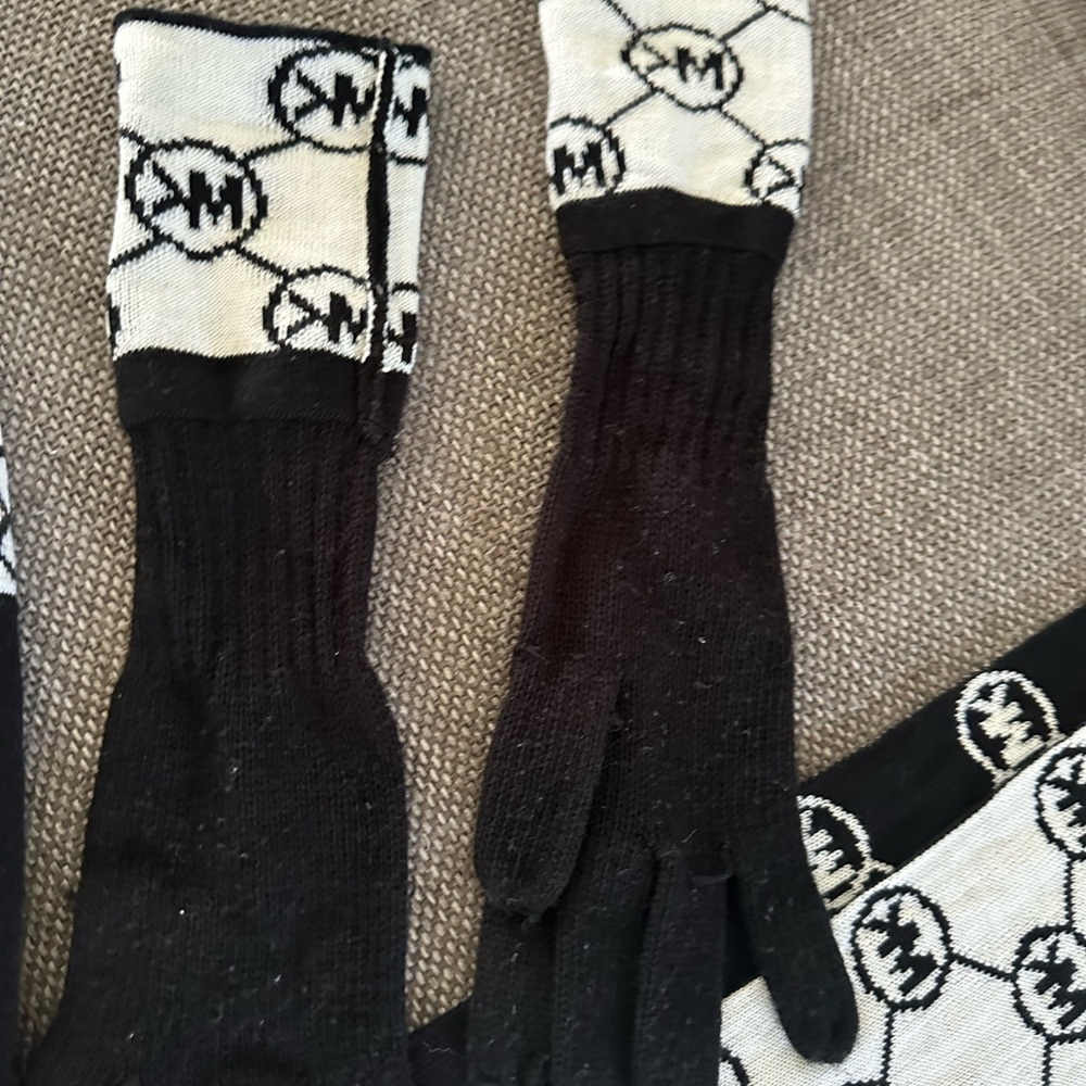 MICHAEL KORS BLACK/ WHITE 3 PIECE SCARF HAT & GLOVES SET - Picture 6 of 11